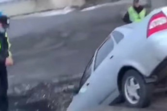 Біля Луцька автомобіль впав у яму (відео)