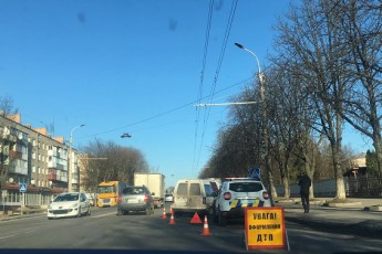 У Луцьку перед пішохідним переходом зіткнулись два автомобілі (відео)