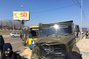 Повідомили про стан пасажирів маршрутки, яка зіткнулась з вантажівкою у Луцьку