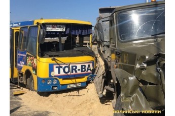 Пасажири маршрутки, яка зіштовхнулася з вантажівкою у Луцьку, розповіли деталі аварії (відео)