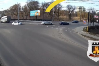 У Луцьку на перехресті трапилася аварія, легковик виїхав на зустрічку (відео)