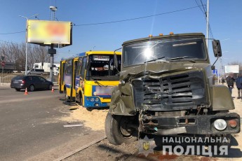 У Луцьку в аварії за участі маршрутки та вантажівки постраждало 10 людей