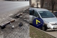 У Луцьку легковик в'їхав у огороджувальні стовпці біля пішохідного переходу (фото)