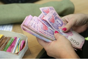 Українським освітянам підвищать заробітну плату