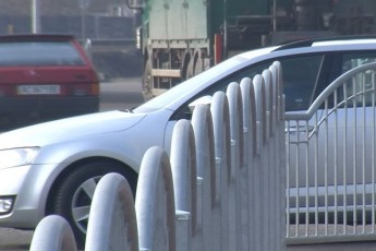 Водії у Луцьку просять прибрати паркан біля дороги (відео)