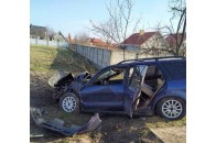 Під Луцьком Mitsubishi влетіла на зупинку і врізалася в дерево