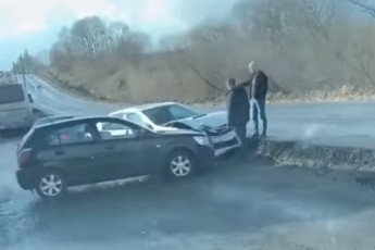 Вилетів на «зустрічну»: на трасі «Луцьк-Рівне» зіткнулися два автомобілі (відео)