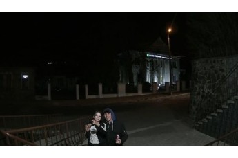 У Луцьку двоє п'яних молодих людей зірвали прапор з будівлі (фото, відео)