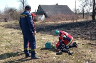 На Волині жінка втратила свідомість під час гасіння трави (фото, відео)