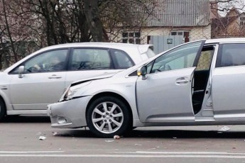 У Луцьку біля університету зіткнулися дві автівки (відео)