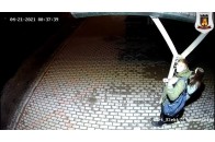 Встановили особу порушника, який вночі у Луцьку розклеював на зупинці рекламу (фото)