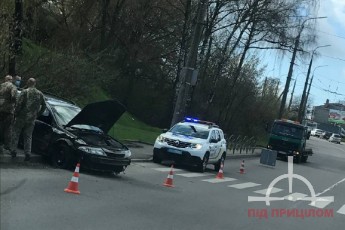 Автівку відкинуло на тротуар: у Луцьку військові потрапили у ДТП (фото)