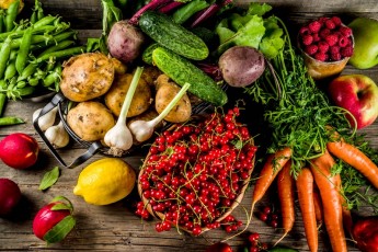 Медики попередили про небезпеку ранніх овочів і зелені