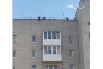 У місті на Волині на даху багатоповерхівки розважаються підлітки (відео)