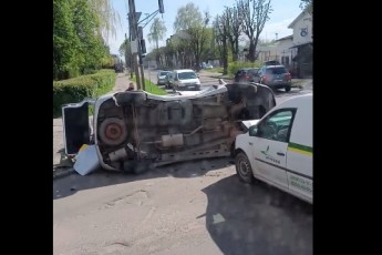 Від удару автомобіль перекинувся: у Луцьку – автотроща (відео)