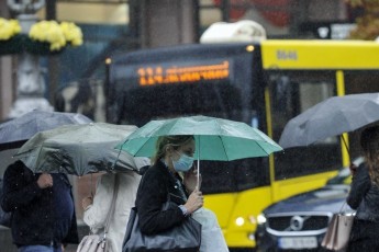 Холодно і з дощем: в Україні різко погіршиться погода
