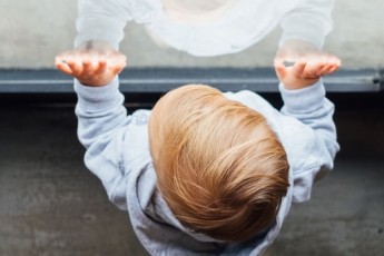 Захист на вікна від дітей: як убезпечити малюків від падіння з висоти