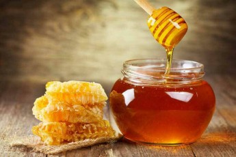 Лікарі розповіли, кому суворо заборонено їсти мед