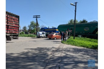 ДТП на переїзді у Володимирі: зіткнулися поїзд, вантажівка і легковик (фото, відео)