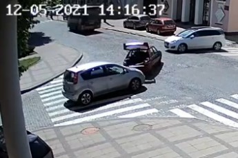 У Луцьку на перехресті сталася аварія (відео)
