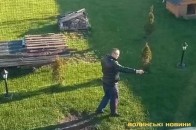 Погрожував вбити господарів та поліцейських: стало відомо, ким виявився стрілок, який проник в будинок у селі біля Луцька (фото, відео)