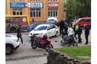 Втікав від погоні: мотоцикліста, який зіткнувся з авто поліції у Луцьку, підозрюють у злочині (відео)