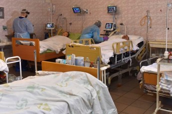 Чи дозволять українцям доглядати за хворими на COVID-19 родичами у стаціонарах
