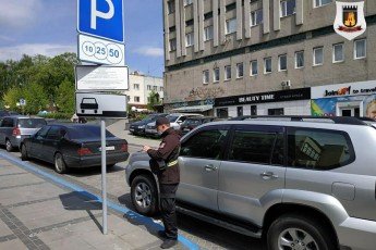 Повідомили, скількох водіїв оштрафували за перший день роботи платної парковки у центрі Луцька (фото)