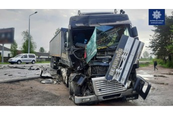 Розтрощена вщент: у Ковелі вантажівка влетіла в причіп (фото)