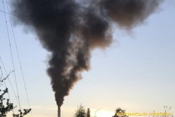 Мешканці мікрорайону у Луцьку потерпають від їдкого чорного диму із цукрового заводу