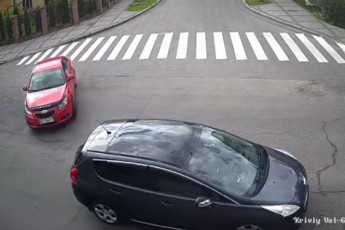 Їхав проти «шерсті»: у Луцьку на перехресті сталась аварія (відео)