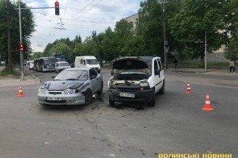 У Луцьку на повороті трапилась аварія за участі двох автівок (фото)