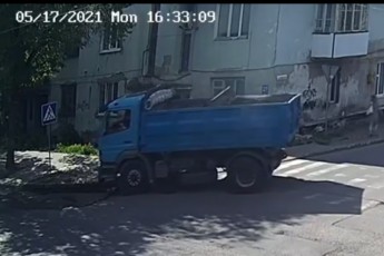 У Луцьку багатотонна вантажівка пошкодила тротуар (відео)