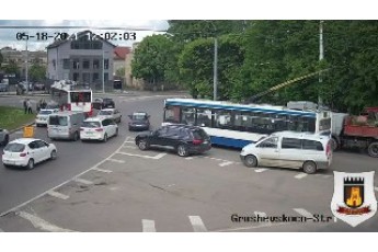 У Луцьку на кільці тролейбус притиснув легковика (фото)