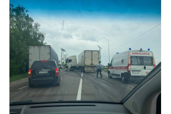 На трасі «Луцьк-Горохів» – аварія: зіткнулися легковик та вантажівка (фото)