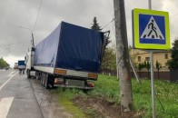 Під Луцьком водій вантажівки, аби не збити пішоходів, в'їхав у стовп