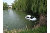 У Луцьку в ставку втопили позашляховик Chery (фото)