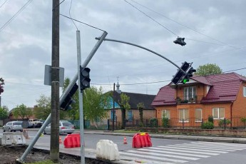 На Вишкові у Луцьку демонтували світлофор, який ледь не впав на дорогу