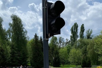 У Луцьку біля парку встановили світлофор (фото)