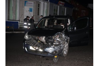 Розтрощена автівка: у місті на Волині – аварія (фото)