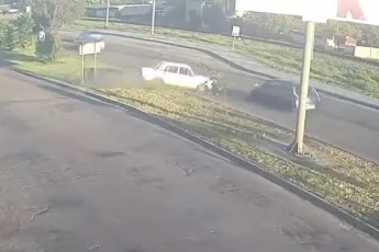 У Луцьку ВАЗ на шаленій швидкості «перелетів» декілька смуг та врізався у автівку (відео)