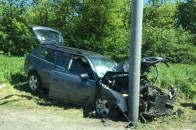 На трасі під Луцьком водійка в'їхала у стовп, автівка − розтрощена (фото)