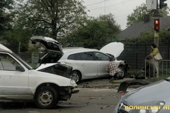 Від удару автівку викинуло на узбіччя: у Луцьку на перехресті – автотроща (відео)