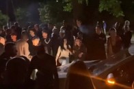 Обступили поліцейське авто: на Волині вночі дебоширила молодь (відео)