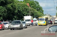 У Луцьку на проспекті зіткнулися легковик та вантажівка: утворився довжелезний затор