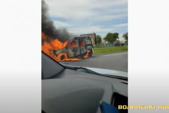 На Волині під час руху загорівся автомобіль (відео)