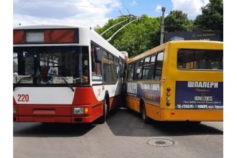 У Луцьку зіткнулися маршрутка і тролейбус (фото)