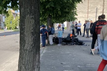 У місті на Волині мотоцикліст потрапив в аварію (фото, відео)