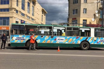 У Луцьку зіткнулися тролейбус та легковий автомобіль (фото)