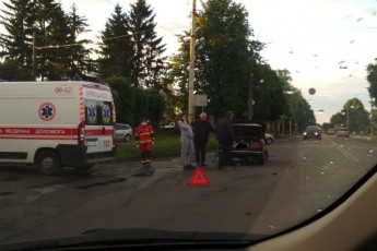 Працювали дві карети «швидкої»: у Луцьку зіткнулися два автомобілі (фото)